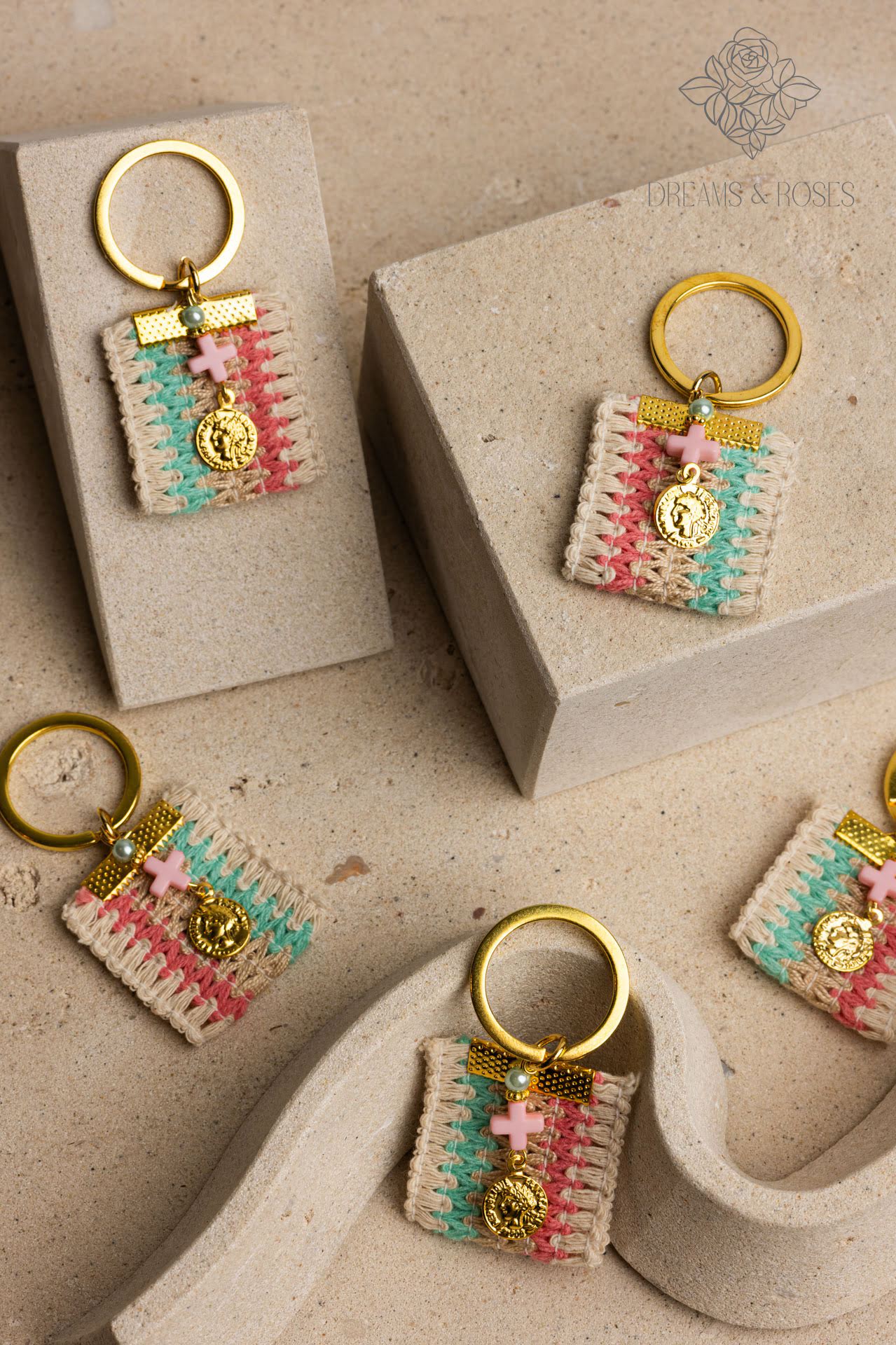 Μαρτυρικό μπρελόκ K26 ροζ σταυρό 50τμχ